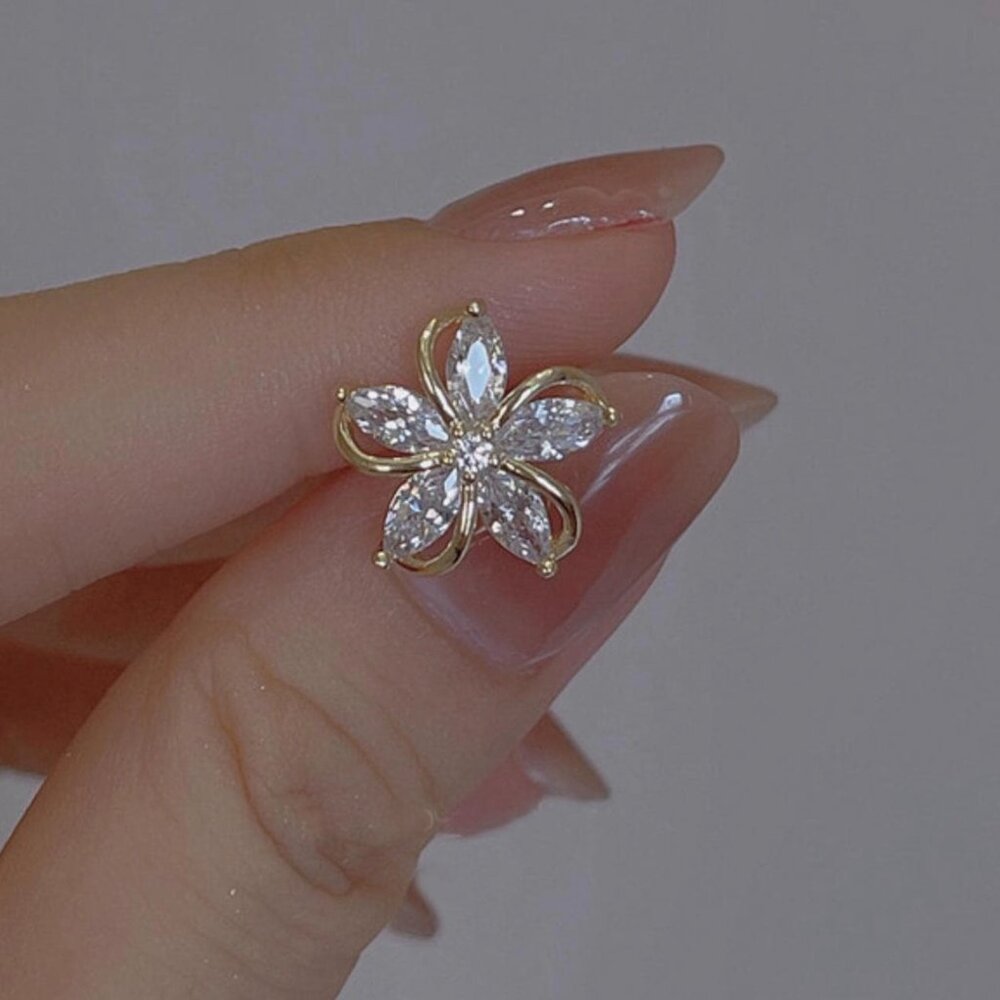 Women Cute Clear Zirconia Flower Stud Earring - Picture 5 of 7